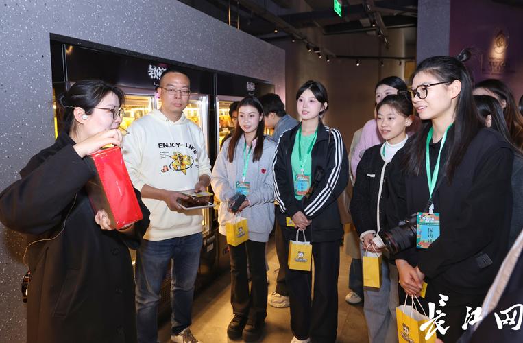 地道湖北卤味何以走向全国?全国大学生社会实践团解码周黑鸭的传承与